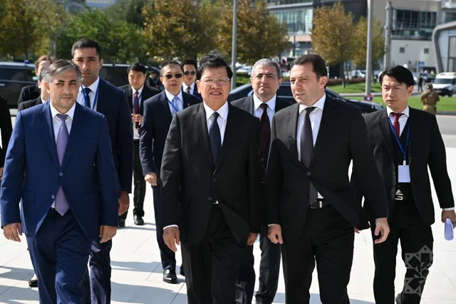 Laos Prezidenti Zəfər parkını ziyarət edib - Foto