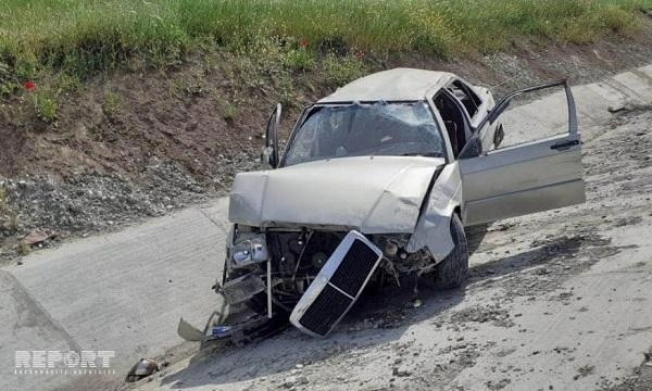"Mersedes" yoldan çıxaraq aşdı: ölən var