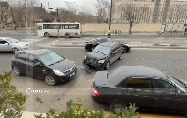 Bakıda zəncirvari qəza: Üç avtomobil toqquşdu