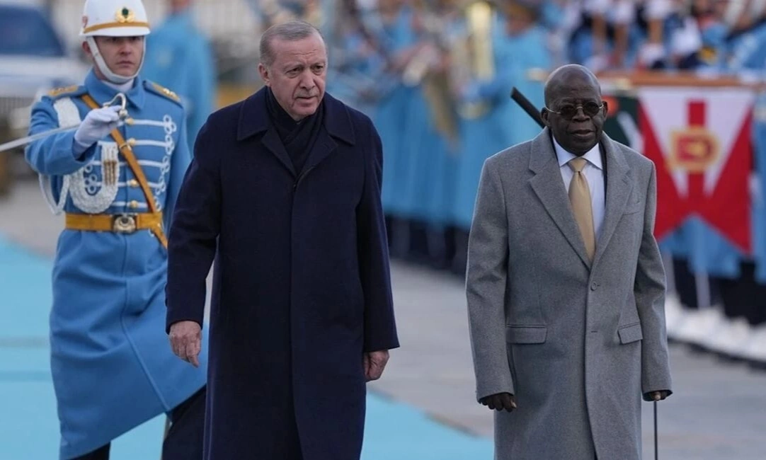 Nigeriya prezidenti Türkiyədə yıxıldı - Video