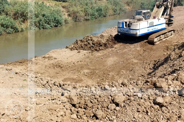 Sabirabadda uçan körpü bərpa olunur - FOTO