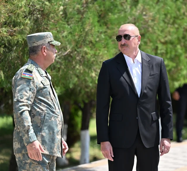 Prezident Əlahiddə Ümumqoşun Orduda yeni yaradılan komando hərbi hissələrinə Döyüş bayraqlarının verilməsi mərasimində iştirak edib - VİDEO