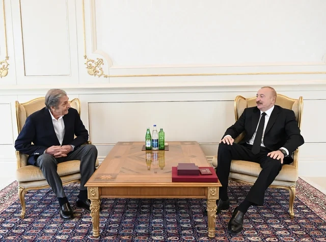 İlham Əliyev Fərhad Xəlilova "İstiqlal" ordenini təqdim edib - Foto