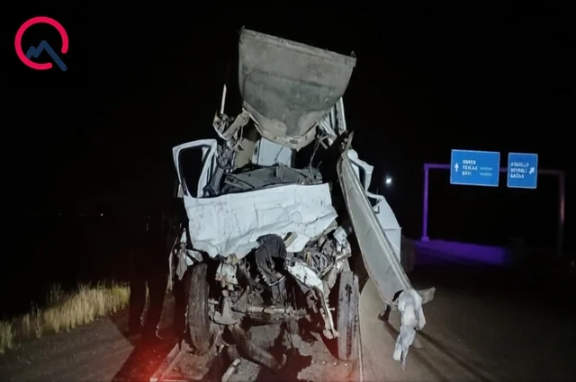 Şəmkirdə "Ford" "KamAZ"a çırpıldı: Ölən var - FOTO