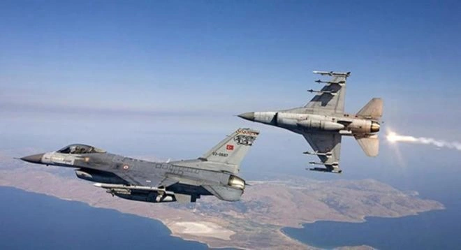 Türkiyədə F-16 qəzaya uğradı, ölən var - Video