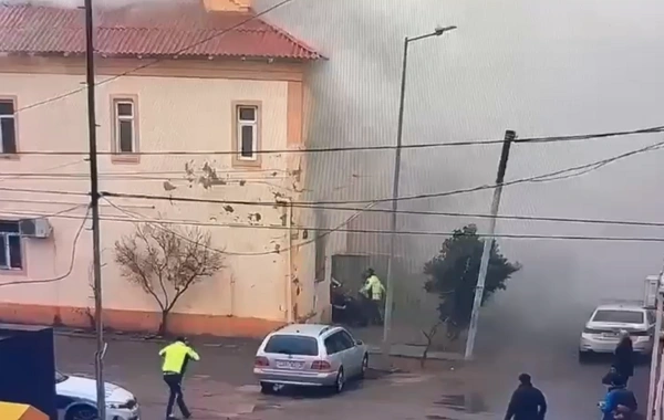 Bakıda yanğında çarəsiz qalan qadının xilasedilmə GÖRÜNTÜLƏRİ
