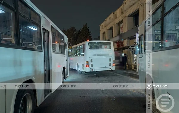Bakıda 50 nömrəli marşrut avtobuslarının dayanacağı zəbt etməsi sərnişinlərin narazılığına SƏBƏB OLDU - VİDEO