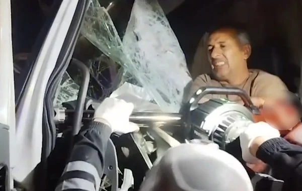 "Mercedes" "KamAZ"a çırpıldı: 55 yaşlı kişi belə xilas edildi - Video