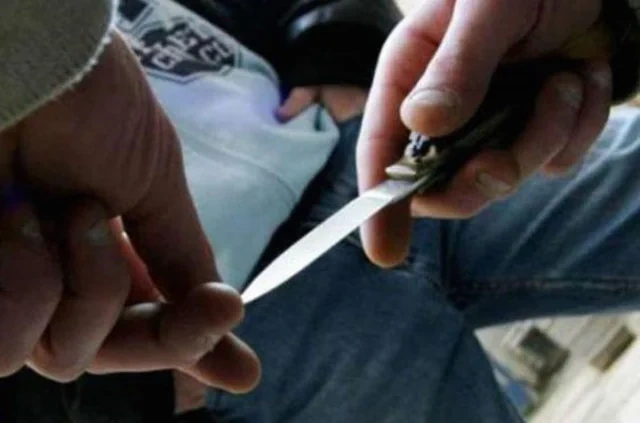 78 yaşlı baba nəvəsinin sevgilisini çarpayının altında tutdu, 30 bıçaq zərbəsi vurdu