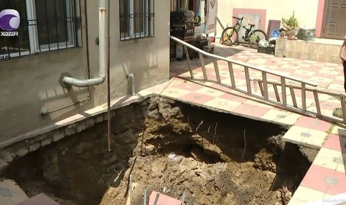 Bakıda evin mətbəxi kollektora düşdü - Video