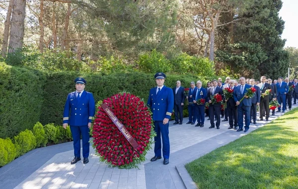AZAL kollektivi və mülki aviasiyanın digər nümayəndələri Fəxri xiyabanı ziyarət ediblər - FOTO