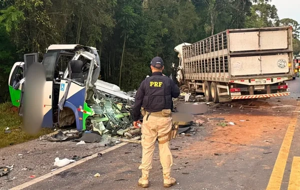 Braziliyada mikroavtobus və yük maşını toqquşdu: Azı 22 nəfər öldü - FOTO - VİDEO