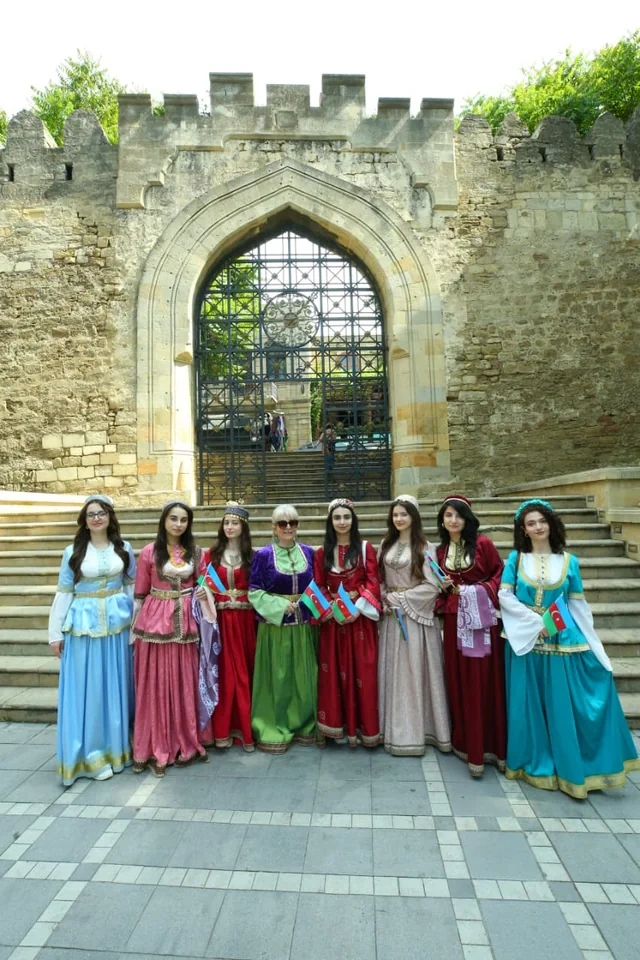 Bakının mərkəzində milli geyimlərdə gəzinti-yürüş təşkil olunub