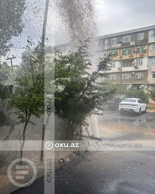Bakıda boru partladı, küçəni su basdı - VİDEO - FOTO