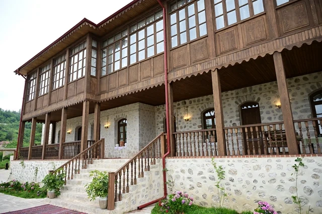 Prezident İlham Əliyev Şuşada "Yasəmən" hotelinin yeni korpusları ilə tanış olub - FOTO