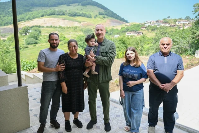 Prezident Kiçik Qaladərəsində görülən işlərlə tanış olub və kəndə qayıdan sakinlərlə görüşüb - FOTO