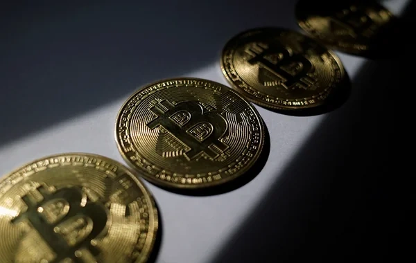 "Bitcoin"in qiyməti 62 min dollardan aşağı düşüb