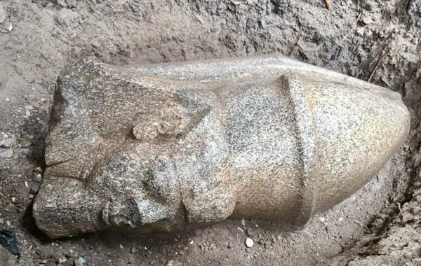 Misirdə evin qarşısında Ramzesin heykəlinin qalıqları tapıldı - Foto