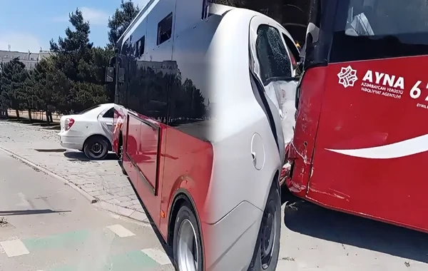 Paytaxtda marşrut avtobusu ilə minik avtomobili toqquşdu - VİDEO
