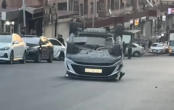 Bakıda sürücü idarəetməni itirdi: Avtomobil aşaraq tərsinə çevrildi - VİDEO