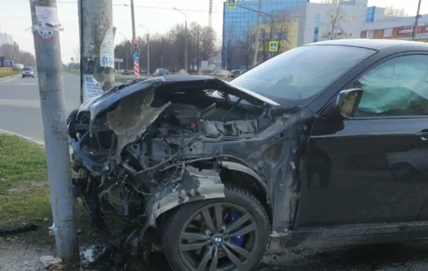 Bakıda BMW işıq dirəyinə ÇIRPILDI: XƏSARƏT ALAN VAR - FOTO