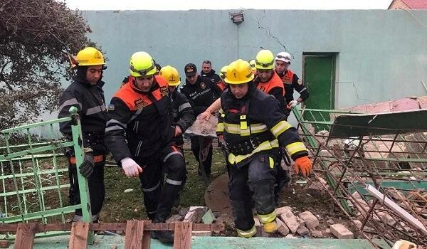 6 metr hündürlükdən yıxılan işçi xilas edildi