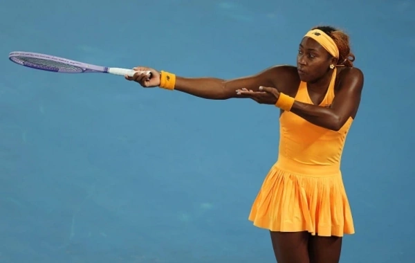 Amerikalı tennisçi məğlub olduqdan sonra raketkasını sındırıb