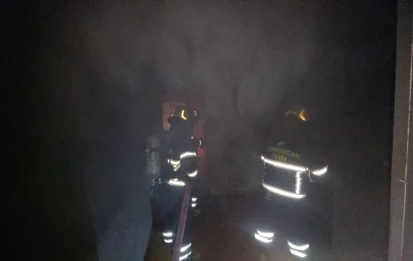 Bakıda yaşayış binasında YANĞIN baş verib : Təxliyə edilənlər var - VİDEO
