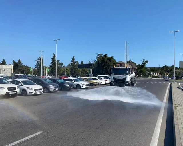 Bu gün paytaxtın 544 küçəsi yuyuldu - FOTO