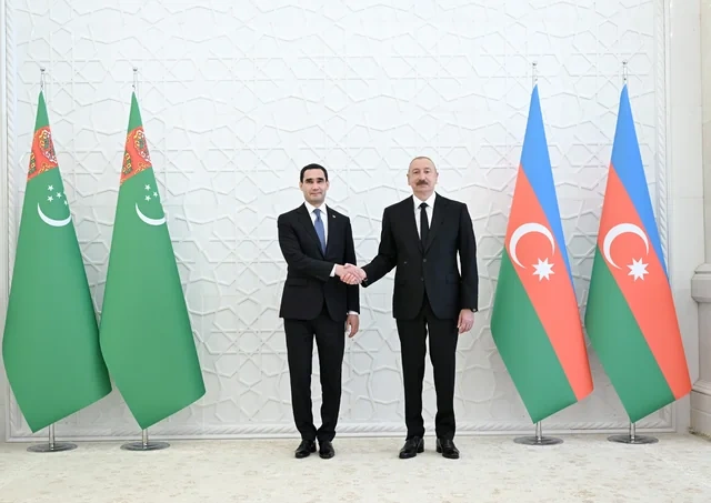 İlham Əliyev Sərdar Berdiməhəmmədovu Bakıda qarşıladı - FOTO