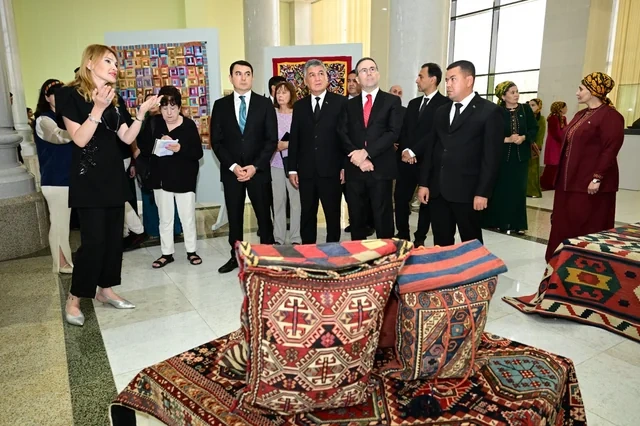 Türkmənistan Dövlət Təsviri Sənət Muzeyində "Azərbaycan milli irsinin inciləri" adlı sərginin açılışı keçirilib - FOTO
