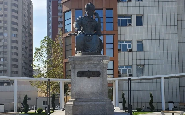 Bakıda Xətainin heykəlində 33 il sonra üzə çıxan MÜƏMMALI YAZI: Heykəltaraş detalları açıqladı - FOTO