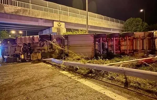 Türkiyədə dəhşətli qəza: Azərbaycanəsilli sürücünün idarə etdiyi ətir daşıyan yük maşını aşıb - Foto