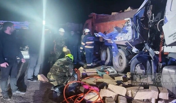 Qırmızı işıqda keçən "Kamaz" qəzaya səbəb oldu