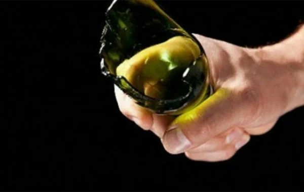 Kafedə pivə içib dalaşdılar: Şüşə parçası ilə tanışını yaraladı