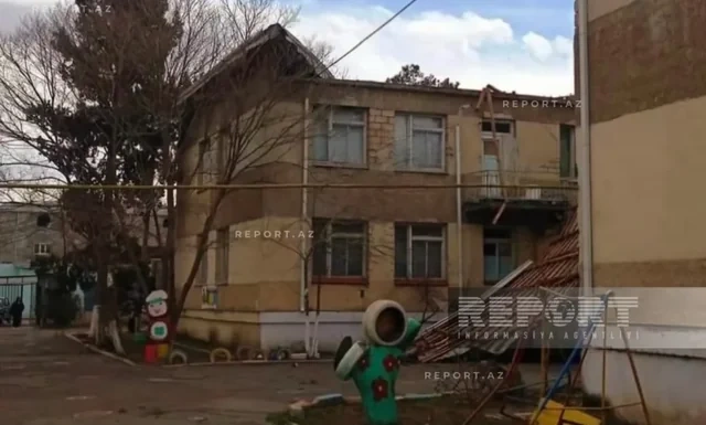 Gəncədə güclü külək uşaq bağçasının dam örtüyünü uçurub