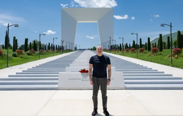 Prezident İlham Əliyev Xankəndi şəhərində Zəfər tağının önünə gül dəstələri düzüb