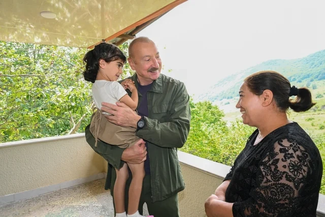 Prezident Kiçik Qaladərəsində görülən işlərlə tanış olub və kəndə qayıdan sakinlərlə görüşüb - FOTO