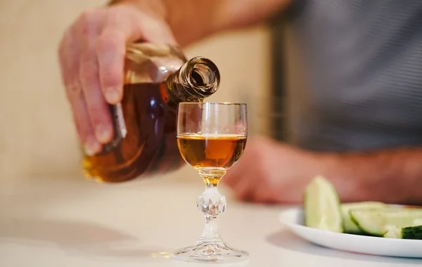 Alkoqolun yuxuya təsiri ilə bağlı həqiqət: Həkimdən mühüm xəbərdarlıq