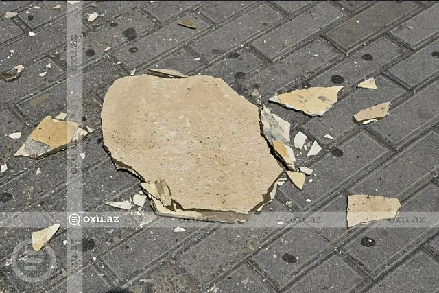 Bakının mərkəzində eyvanın bir hissəsi uçdu - FOTO