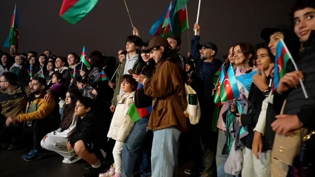 Niaqara şəlaləsi Azərbaycan bayrağının rəngləri ilə işıqlandırıldı - VİDEO