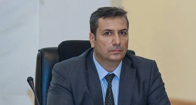 Media eksperti: "16 yaşadək uşaqların sosial şəbəkələrə çıxışına məhdudiyyət vacibdir"