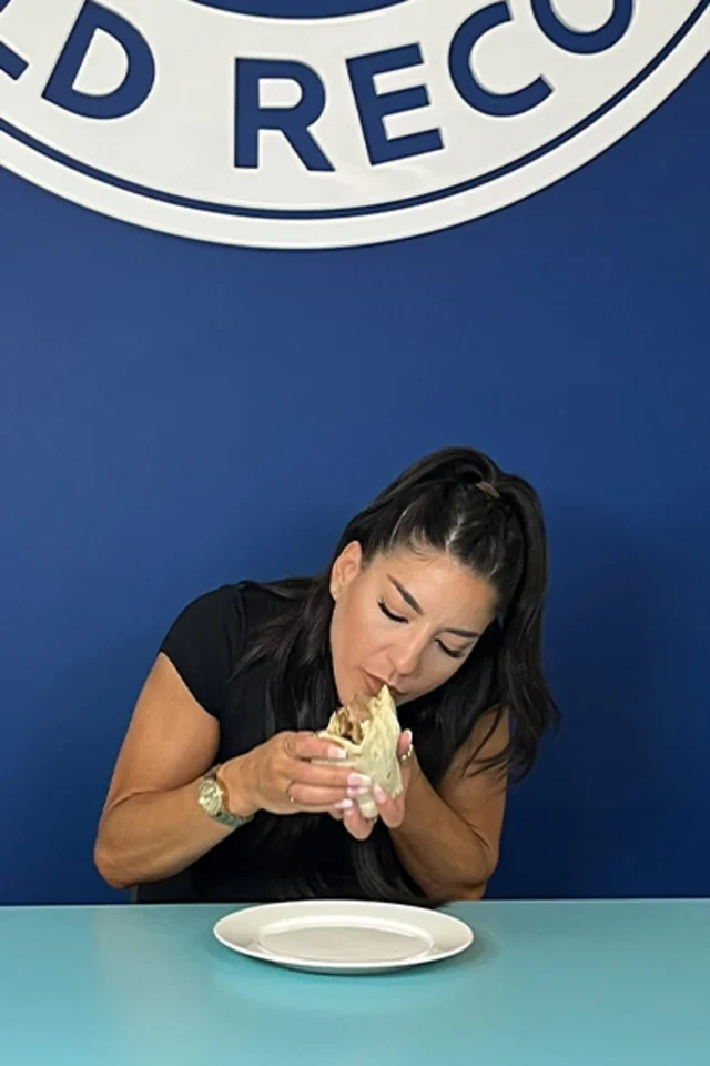 Britaniyalı qadın burrito yeməklə Ginnesin Rekordlar Kitabına düşdü - FOTO - VİDEO
