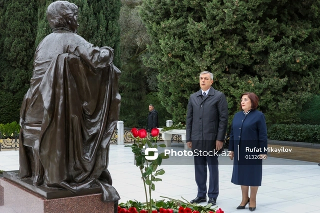 Dövlət və hökumət rəsmiləri ümummilli lider Heydər Əliyevin xatirəsini yad edirlər
