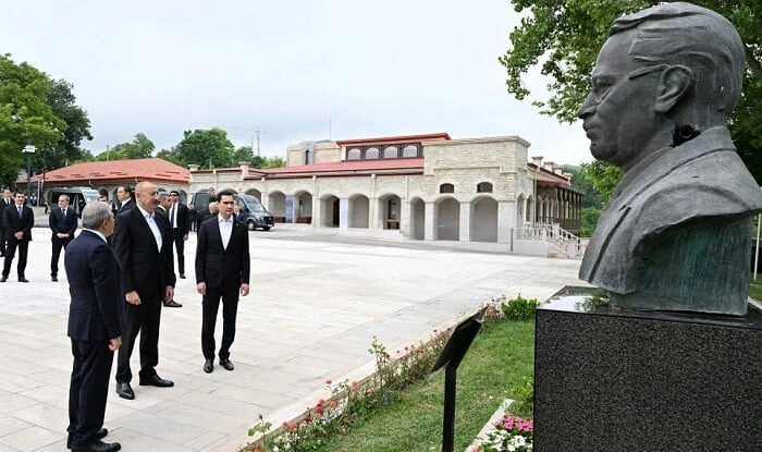 Prezidentlər Şuşada güllələnmiş büstlərə baxdı - Foto