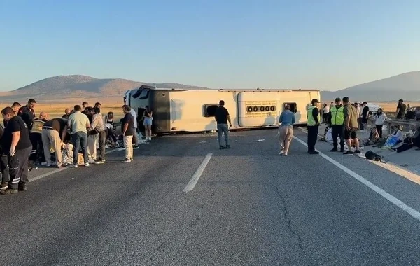 İstanbuldan Kuşadasına gedən avtobus aşdı: 30-dan çox adam yaralanıb - VİDEO