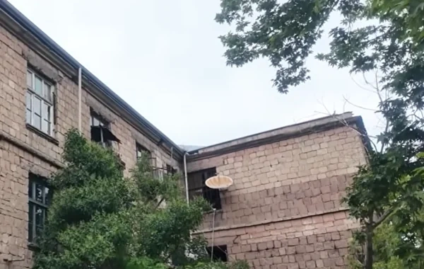 Gəncədə qəzalı yataqxanaların sakinləri köçürülür: Narazı qalanlar var - VIDEO