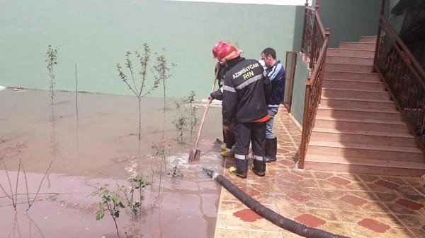 Bakıda güclü yağış: FHN tədbirlər həyata keçirir