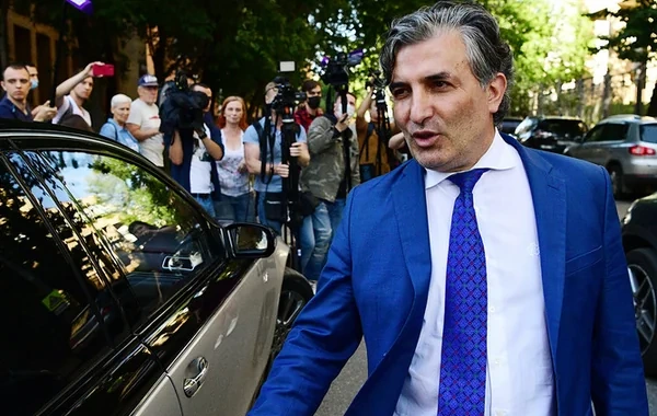 Rusiyada həbsdə olan Elman Paşayevin lüks avtomobili hərraca çıxarıldı