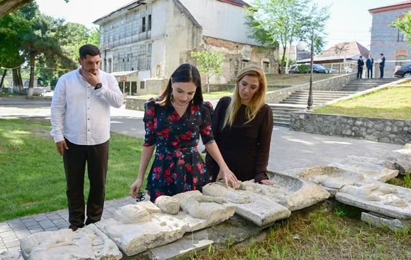 Leyla Əliyeva Şəkidəki Məhəmməd Füzuli adına parkda görülən işlərlə tanış olub - FOTO